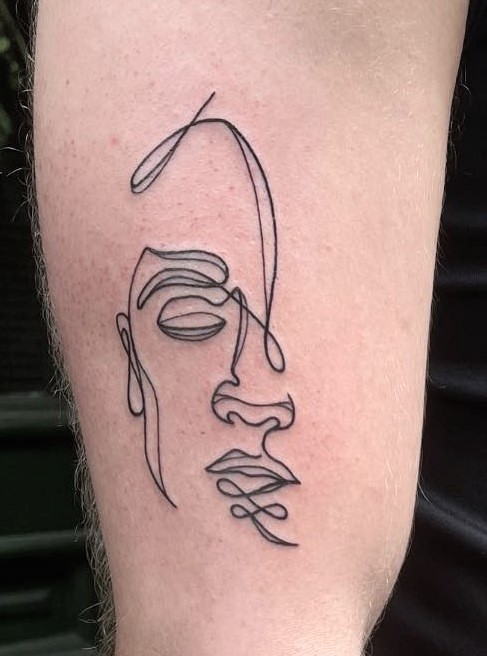 Ansigt i fine line, one line tattoo, enkelt tatovering, simpel tatovering, Danni Street, Street tattoo, tatovør i København