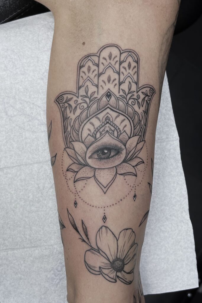 Hamas hand tattoo, Hamas hånd tatovering, dot work inspireret tattoo, Danni Street, Street tattoo