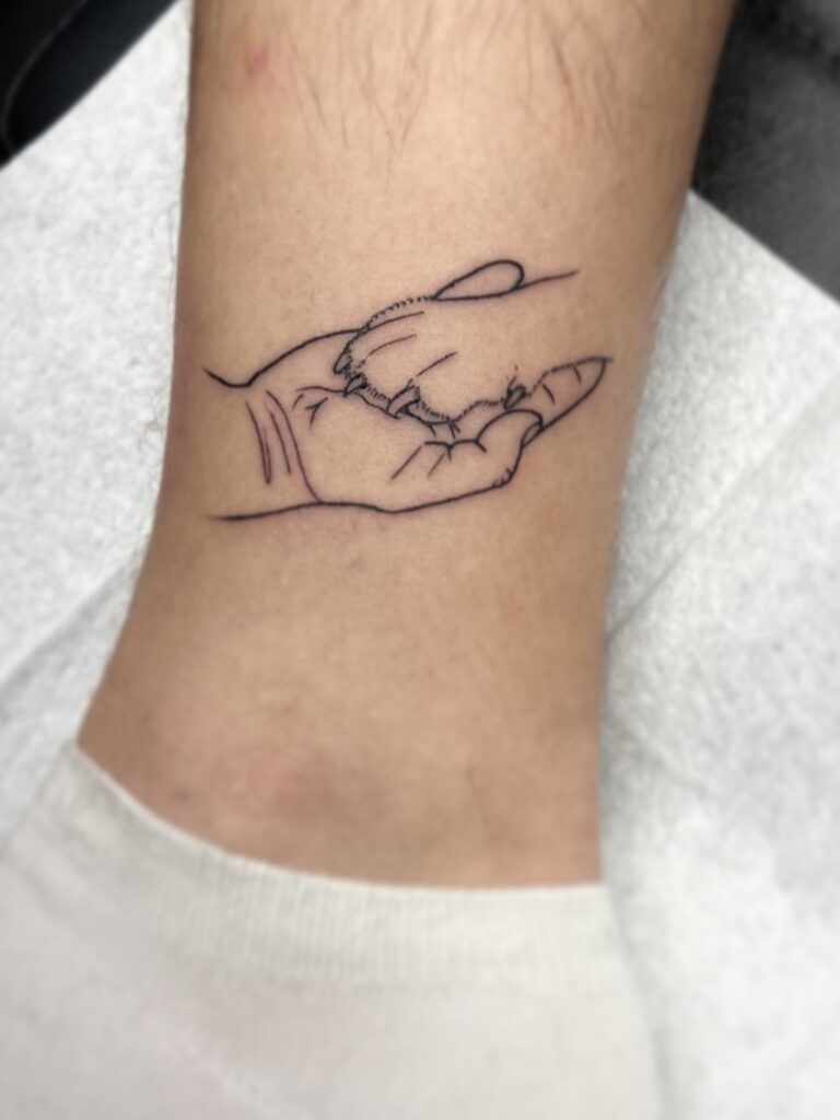 Pote og hånd tatovering, one line tattoo, hunden er din bedste ven, paw and hand tattoo, Danni Street, Street tattoo