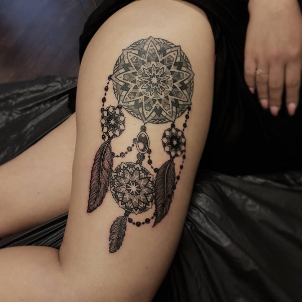 Mandala inspireret drømmefanger, Drømmefanger tattoo, smukke mønstre tatoveringer, Danni street, Street tattoo