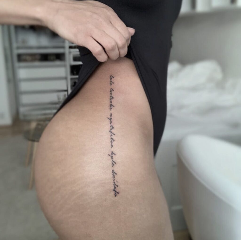 Skrift tatovering langs hoften, skrifttype, tattoo fonts, Danni Street, Street tattoo