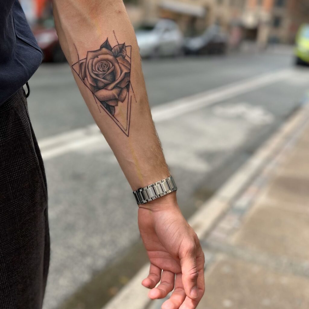 rose tattoo, blomster og geometri tattoo, simple triangle and rose tattoo in tattoo realisme, small detailed tattoo